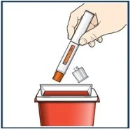 Una mano tiene una penna iniettore bianca e arancione sopra un contenitore rosso per lo smaltimento di oggetti taglienti e pericolosi