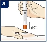 Una mano impugna un dispositivo medico bianco e lo posiziona verticalmente a 90 gradi sulla pelle della coscia per l'iniezione