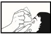 Disegno in bianco e nero che mostra una mano che tiene un flaconcino per instillare gocce oculari nell'occhio di una persona