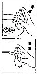 Disegno tecnico che mostra due fasi di utilizzo di un dispositivo medico con una mano che preme e poi muove l'apparecchio verso l'alto e il basso