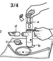 Diagramma medico con mani che assemblano un dispositivo con componenti etichettate a, b, c, d, e e un tubo su un panno bianco