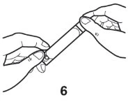 Due mani tengono e ruotano un contenitore cilindrico per rimuovere un tappo o un sigillo, con il numero 6 riportato in basso al centro