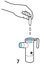Una mano tiene un flacone capovolto che lascia cadere gocce di liquido all'interno
