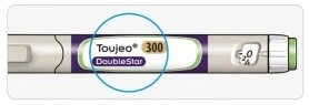 Szczegół pióra iniekcyjnego Toujeo 300 DoubleStar z białą i fioletową etykietą otoczoną niebieskim kołem na jasnym tle