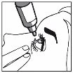 Disegno in bianco e nero che mostra un applicatore che tocca la palpebra inferiore di un occhio mentre una mano tiene delicatamente la pelle