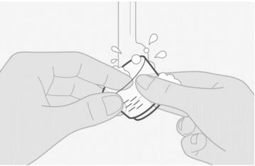 Due mani tengono e aprono un piccolo contenitore cilindrico da cui fuoriescono delle gocce di liquido verso l
