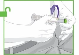 Due mani impugnano una siringa trasparente per applicare il farmaco sull'addome di una persona con una freccia viola che indica il movimento rotatorio