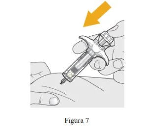 Una mano impugna una siringa preriempita inclinata per iniettare il farmaco nel tessuto sottocutaneo della pelle con una freccia arancione che indica l