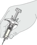 Una mano impugna una siringa con liquido all'interno