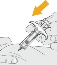 Una mano impugna un autoiniettore per inserire il farmaco