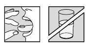 Disegno che mostra una persona che inserisce una compressa in bocca accanto a un bicchiere d'acqua