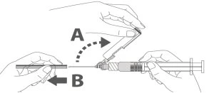Disegno tecnico che mostra due mani che separano un ago da una siringa tramite un movimento di rotazione indicato dalle lettere A e B
