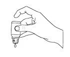 Una mano tiene un piccolo flacone capovolto mentre una goccia di liquido cade dal beccuccio verso il basso