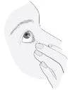 Disegno stilizzato di una mano che tiene delicatamente la pelle sotto l'occhio per applicare un prodotto medico sulla zona perioculare