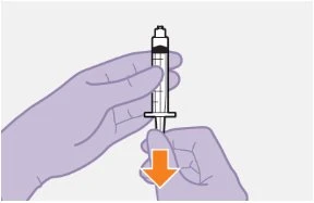 Due mani viola impugnano una siringa con liquido scuro e una freccia arancione punta verso il basso indicando il movimento di pressione