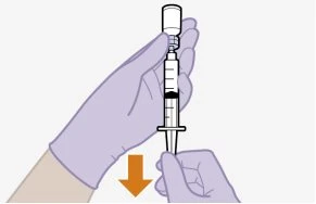 Due mani guantate tengono una siringa con un flacone collegato mentre una freccia arancione indica il movimento verso il basso per aspirare il liquido