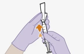 Due mani guantate tengono una siringa mentre una freccia arancione indica il movimento verso l'alto per inserire un contenitore nella parte superiore