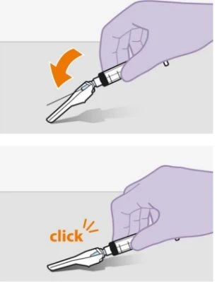 Illustrazione medica in due fasi che mostra una mano che inclina un dispositivo iniettore verso il basso e poi lo preme con un suono click