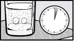 Un bicchiere d'acqua con due compresse sul fondo accanto a un orologio che segna l'ora per indicare il tempo di assunzione del farmaco