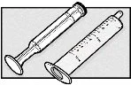 Disegno tecnico in bianco e nero di due siringhe mediche senza ago posizionate in diagonale su uno sfondo neutro