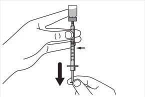 Una mano tiene verticalmente una siringa con liquido mentre l'altra mano spinge lo stantuffo verso il basso seguendo la direzione della freccia nera