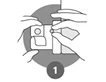 Disegno tecnico in bianco e nero che mostra diverse mani che maneggiano e assemblano componenti di un dispositivo medico su uno sfondo circolare