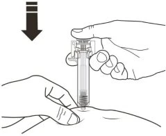 Una mano tiene una siringa in verticale mentre l'altra mano preme la pelle del corpo per preparare l'iniezione con una freccia rivolta verso il basso