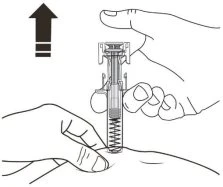 Disegno tecnico di mani che impugnano un dispositivo medico per l'iniezione con una freccia nera rivolta verso l'alto sopra il meccanismo