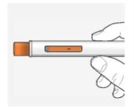 Una mano tiene orizzontalmente una penna iniettiva bianca con una finestra rettangolare arancione sul corpo del dispositivo