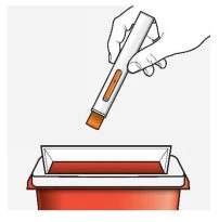 Una mano tiene un dispositivo medico bianco e arancione sopra un contenitore rettangolare rosso per lo smaltimento dei rifiuti biologici