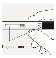 Due mani tengono una penna iniettiva per ispezionare il livello del liquido e i codici di lotto e di scadenza indicati da linee nere