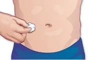 Una mano tiene un batuffolo di cotone bianco sopra l'area di iniezione per fermare il sangue
