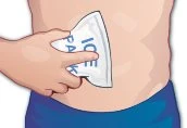 Una mano tiene una borsa del ghiaccio bianca con la scritta blu applicandola sull'area di iniezione