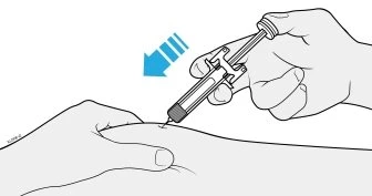 Una mano impugna una siringa per iniettare il contenuto nella parte superiore del braccio sostenuto dall'altra mano con una freccia blu verso il basso