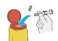 Una mano inserisce un dispositivo medico cilindrico all'interno di un contenitore giallo con coperchio rosso indicato da una freccia azzurra