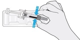 Una mano impugna una siringa precompilata sopra un vassoio bianco con due frecce azzurre che indicano il movimento di pressione verso il basso