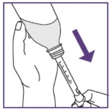 Disegno tecnico che mostra una mano che preme verso il basso una siringa con una freccia viola che indica la direzione del movimento verso il basso