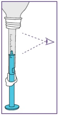 Illustrazione medica di una siringa azzurra con liquido che viene aspirato da un flacone mentre un occhio osserva il livello della dose