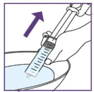 Una mano impugna una siringa con liquido e la immerge in una ciotola d'acqua seguendo la direzione indicata da una freccia viola verso l'alto