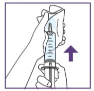 Una mano tiene una siringa con un panno mentre l'altra mano la tira verso l'alto seguendo la direzione di una freccia viola