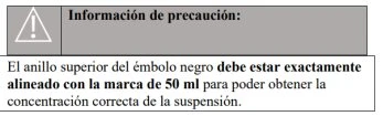 Banner grigio con simbolo di pericolo bianco e testo in spagnolo su sfondo bianco che indica l'allineamento dell'embolo nero con la tacca dei 50 ml