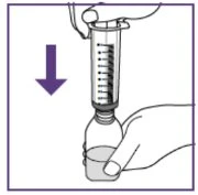 Una mano preme verso il basso una siringa graduata per aspirare il liquido contenuto in un flacone di vetro tenuto dall'altra mano