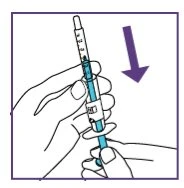 Una mano tiene una penna iniettoreia mentre l'altra preme il pulsante per somministrare il farmaco verso il basso indicato da una freccia viola
