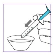 Una mano tiene una siringa inclinata per aspirare un liquido contenuto in una piccola ciotola bianca con una freccia grigia che indica il movimento