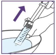Una mano impugna una siringa e la immerge verticalmente in una ciotola contenente un liquido azzurro con una freccia viola rivolta verso l'alto