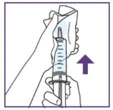 Due mani tengono una siringa con un panno bianco sopra l'ago mentre una freccia viola punta verso l'alto indicando il movimento di estrazione