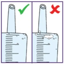 Due diagrammi che mostrano il corretto riempimento di una siringa con liquido senza bolle d'aria contrassegnato da un segno di spunta verde e con bolle contrassegnato da una X rossa