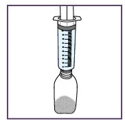 Siringa con liquido trasparente e tacche graduate collegata alla parte superiore di un flacone contenente una polvere grigia