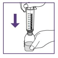 Una mano preme verso il basso una siringa graduata per aspirare il liquido contenuto in un flaconcino tenuto dall'altra mano