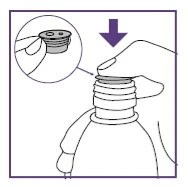 Una mano preme un tappo piatto sopra il collo di un flacone con una freccia viola che indica il movimento verso il basso verso l'alto